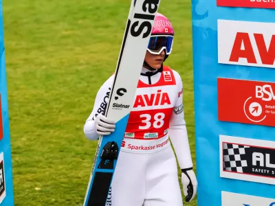 Abigail Strate je opravila oba skoka na sobotni tekmi in se že veselila uvrstitve na oder za zmagovalke, nato pa je bila diskvalificirana.