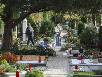 28.10.2024 - pokopališče Žale - urejanje grobov pred praznikom dan mrtvih - prodaja cvetjaFOTO: LUKA CJUHA