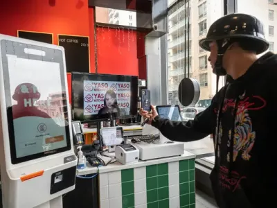 Filipinske delavke svoje delo opravijo kar prek platforme zoom. Foto: zajem zaslona