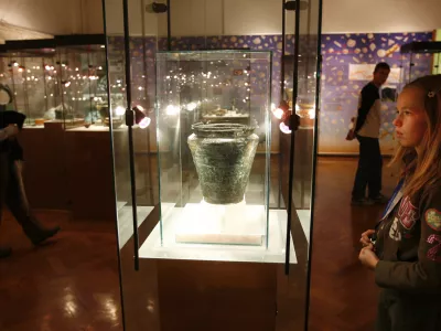 Situla z VačNarodni muzej Slovenije3. december - Dan odprtih vrat slovenske kulture//FOTO: Matej PovšeOPOMBA: ZA OBJAVO V ČASOPISU DNEVNIK / Foto: Matej Povše