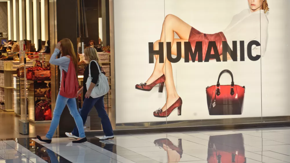 trgovina Humanic- BTC City Park - nakupovalno sredi&scaron;če v Ljubljani 2013 - potro&scaron;ni&scaron;tvo - potro&scaron;niki,potro&scaron;niki,nakupovanje//FOTO: Tomaž Zajel&scaron;nik