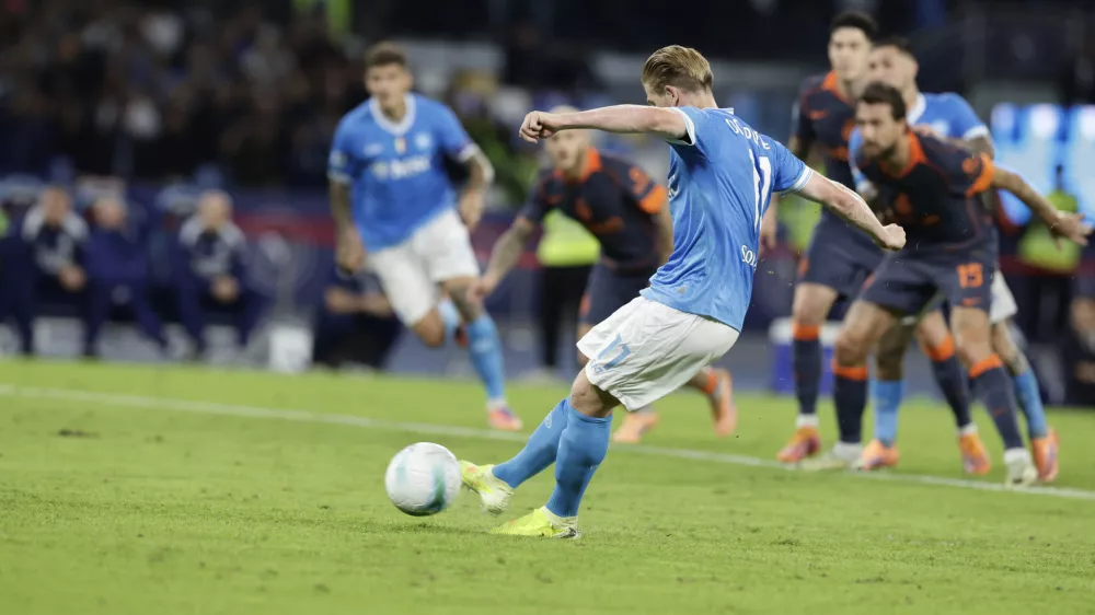 25 October 2025, Italy, Naples: Napoli's Kevin De Bruyne celebrates scores his side's first goal during the Italian Serie A soccer match between SSC Napoli and Inter Milan at the Diego Armando Maradona Stadium. Photo: Antonio Balasco/LiveMedia-IPA/ZUMA Press Wire/dpa