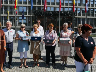 . Brigita Skela Savič,- Dušan Keber., - Igor Pribac (v ozadju), - predsednica združenja Srebrna nit Anita Caruso.- 17.07.2023 - avtorji zakona o pomoči pri prostovoljnem končanju življenja so oddali zbrane podpise volivcev in volivk v zakonodajni postopek; - predlog zakona o dolgotrajni oskrbi,- Evtanazija //FOTO: Bojan Velikonja