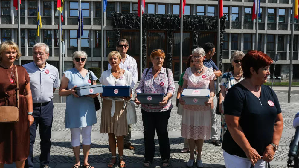 . Brigita Skela Savič,- Du&scaron;an Keber., - Igor Pribac (v ozadju), - predsednica združenja Srebrna nit Anita Caruso.- 17.07.2023 - avtorji zakona o pomoči pri prostovoljnem končanju življenja so oddali zbrane podpise volivcev in volivk v zakonodajni postopek; - predlog zakona o dolgotrajni oskrbi,- Evtanazija //FOTO: Bojan Velikonja