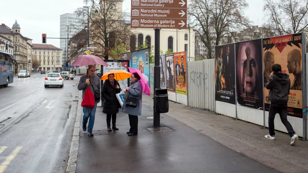 - 21.11.2016 - Gosposvetska cesta v Ljubljani - reklamni pano - plakatiranje - //FOTO: Matjaž Ru&scaron;t