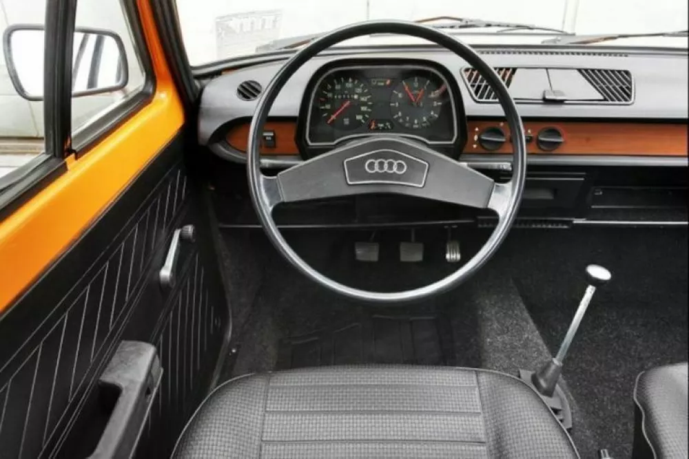 Audi 50 (1974–1978): Navdušeni študent, ki je poslušal svojo babico