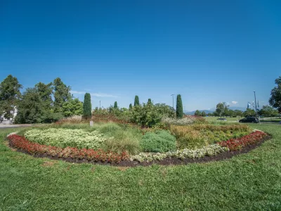 ﻿- Krožišče Žale - 22.07.2019 – Ljubljana - zelene javne površine in njihovo poletno zalivanje //FOTO: Matija Krajnik
