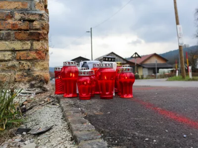 ﻿- sveče - - 25.11.2017 – - Bizoviška cesta pred križiščem s Hruševsko cesto v Ljubljani - prometna nesreča, v kateri je umrl 25-letni voznik, 32-letni sopotnik pa je utrpel hude poškodbe - zaradi neprilagojene hitrosti se je voznik osebnega avtomobila zaletel v hišo. //FOTO: Bojan Velikonja