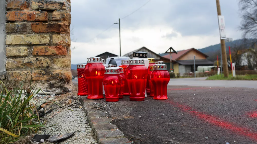 ﻿- sveče - - 25.11.2017 – - Bizoviška cesta pred križiščem s Hruševsko cesto v Ljubljani - prometna nesreča, v kateri je umrl 25-letni voznik, 32-letni sopotnik pa je utrpel hude poškodbe - zaradi neprilagojene hitrosti se je voznik osebnega avtomobila zaletel v hišo. //FOTO: Bojan Velikonja