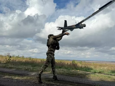 FILE PHOTO: A serviceman of the 59th Separate Assault Brigade of Unmanned Systems named after Yakov Handziuk of the Armed Forces of Ukraine, launches a reconnaissance drone, amid Russia's attack on Ukraine, near the frontline town of Pokrovsk in Donetsk region, Ukraine October 6, 2025. REUTERS/Stringer/File Photo