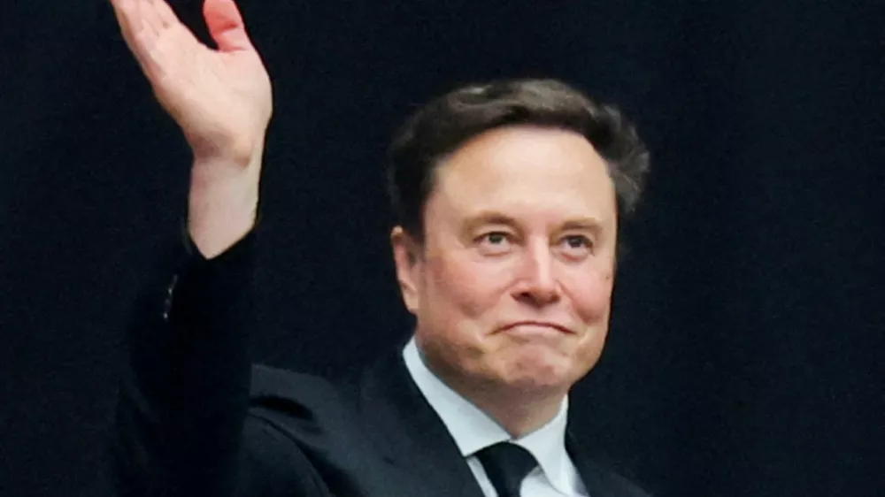 FILE PHOTO: Tesla CEO Elon Musk attends a memorial service for slain conservative commentator Charlie Kirk at State Farm Stadium, in Glendale, Arizona, U.S., September 21, 2025. REUTERS/Daniel Cole/File Photo / Foto: Daniel Cole