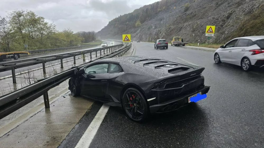 V prometni nesreči na hrva&scaron;ki avtocesti je na avtu prestižne znamke nastalo za več kot sto tisoč evrov &scaron;kode. 
