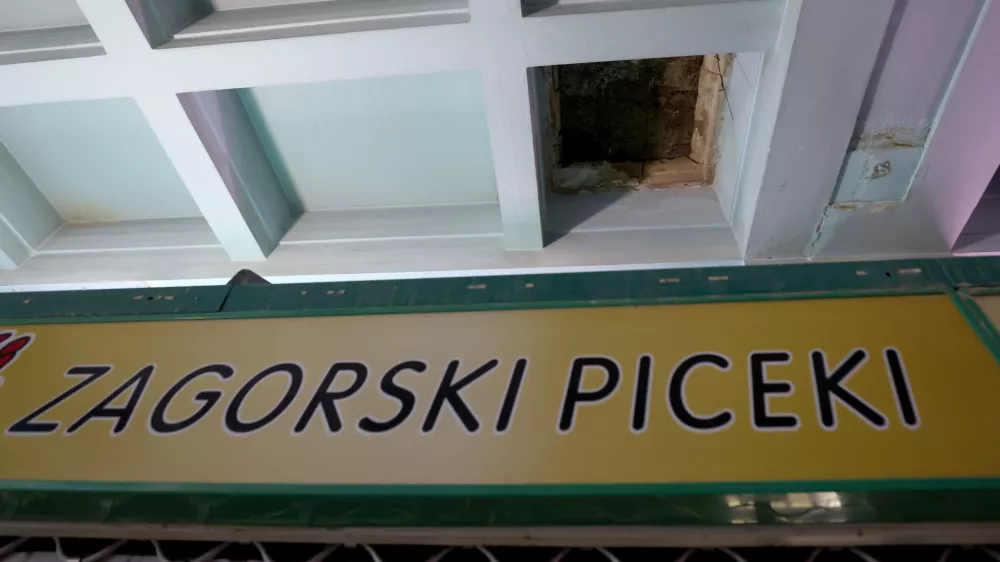 28.10. 2025., Zagreb - Urusio se dio stropa u prizmenim prostorima trznice Dolac. Photo: Sanjin Strukic/PIXSELL