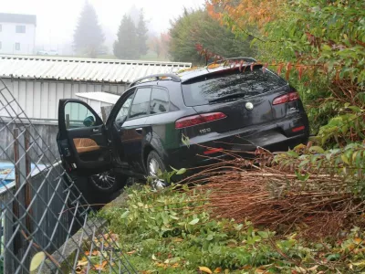 Avto je delno obstal na &scaron;karpi. 