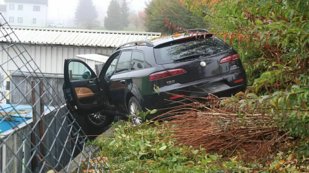 Avto je delno obstal na &scaron;karpi. 