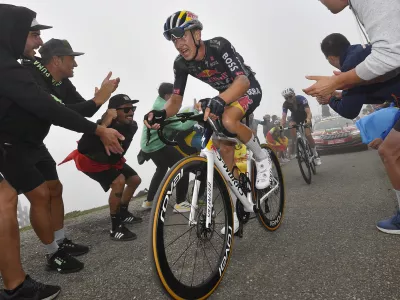 ROT // Kaempfender Lipowitz Florian (Deutschland / Team RedBull Bora - Hansgrohe) - 15. Etappe Infiesto - Valgrande-Pajares Cuitu Negru - Spanien-Rundfahrt 2024 - Spanien-Rundfahrt - SpanienRundfahrt - Spanien Rundfahrt - Vuelta -