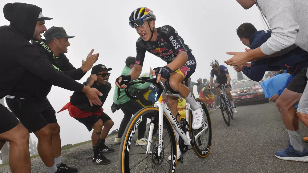 ROT // Kaempfender Lipowitz Florian (Deutschland / Team RedBull Bora - Hansgrohe) - 15. Etappe Infiesto - Valgrande-Pajares Cuitu Negru - Spanien-Rundfahrt 2024 - Spanien-Rundfahrt - SpanienRundfahrt - Spanien Rundfahrt - Vuelta -