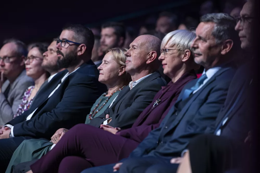 Ode leve proti desni: DOCENTRIC - Jurij Leskovec in Ana Gligorijević, ELEKTRO UGOVŠEK - Klemen Ugovšek, DNEVNIK MEDIJI - Stipe Grubišić, Ada de Costa Petan, DNEVNIK MEDIJI - Bojan Petan, predsednica Republike Slovenije dr. Nataša Pirc Musar, DNEVNIK MEDIJI - Miran Lesjak (Foto: Katja Kodba)