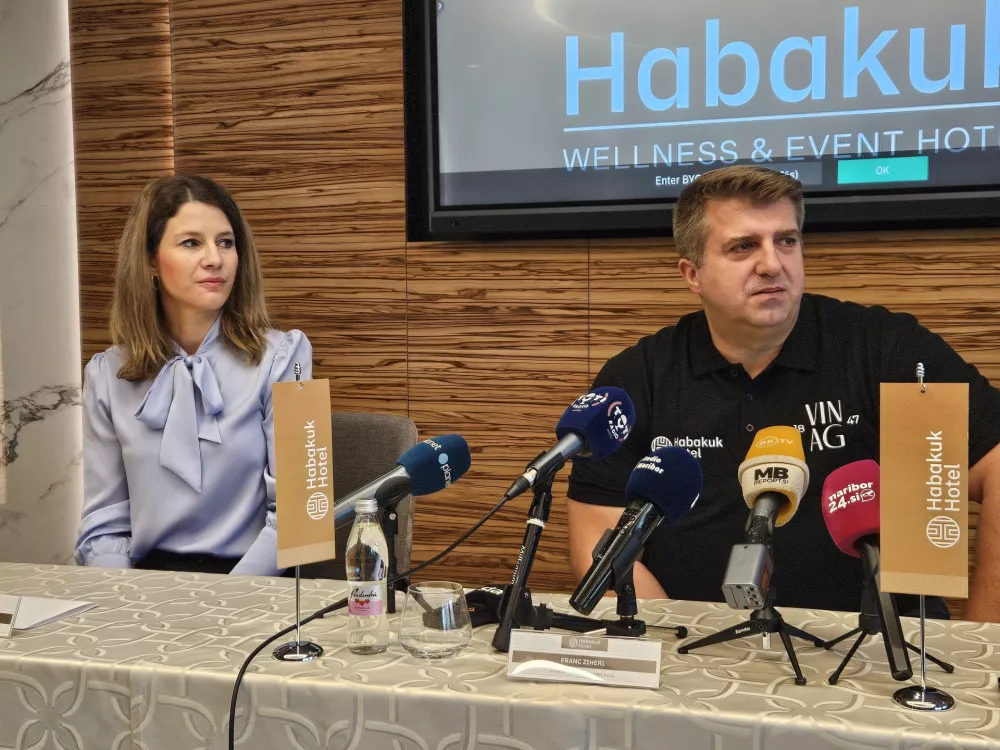 Maribor, Hotel Habakuk.Novinarska konferenca druzbe Plus minus Hotel o nadaljnjem razvoju hotela Habakuk pod Pohorjem.Sodirektorja druzbe Plus minus Hotel Marusa Svelc in Franc Ziherl.