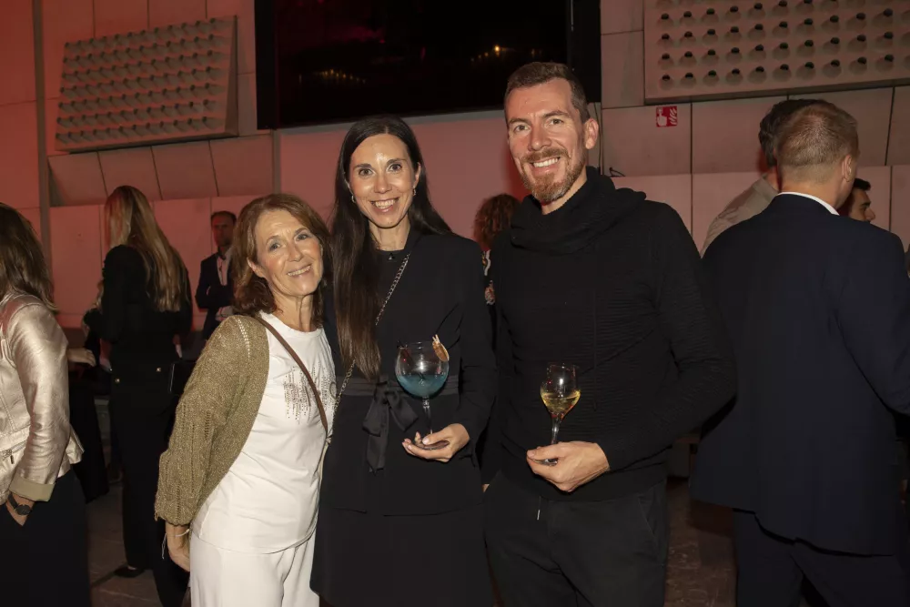 TEATER - Romana Möderndorfer, Mateja Rosa z možem (Foto: Katja Kodba)