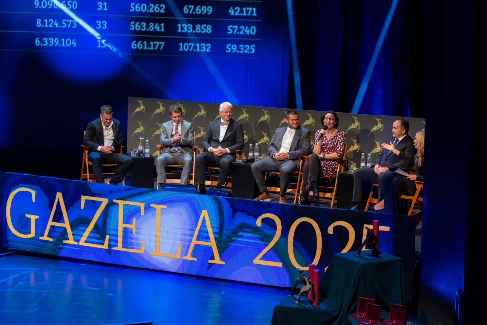 Na odru od leve proti desni: ROSI TEH - Roman Mikolič, JAFRAL - Frenk Smrekar, GONZAGA PRO - Iztok Bizjak, ELEKTRO UGOVŠEK - Klemen Ugovšek, DOCENTRIC - Ana Gligorijević (Foto: Adrian Pregelj)