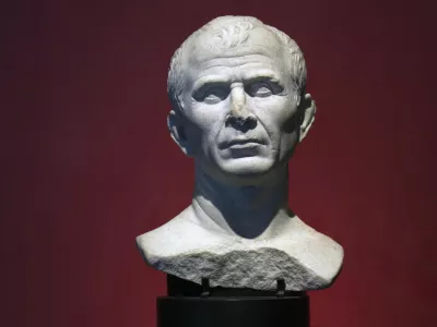 ﻿razkriti julij cezar