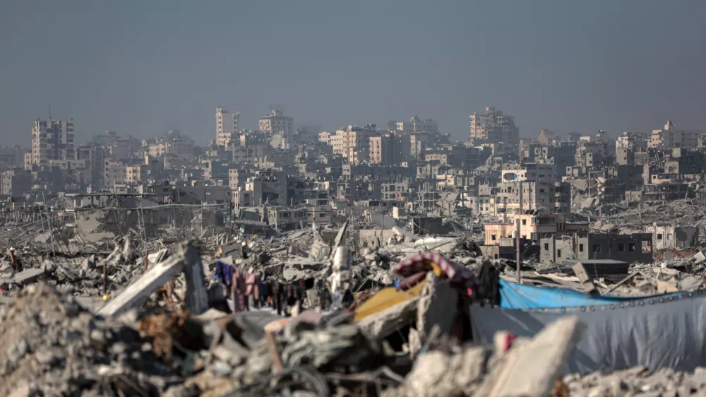 26 October 2025, Palestinian Territories, Jabalia: Palestinians try to survive after returning to their homes in Jabalia following a ceasefire agreement, trying to build a new life in the city destroyed by Israeli attacks, in Gaza City. Photo: Omar Ashtawy/APA Images via ZUMA Press Wire/dpa