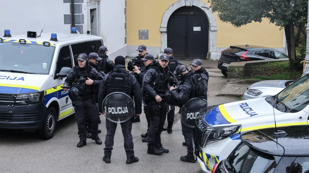 - 25.10.2025 - žalovanje za ubitim prebivalcem novega mesta//FOTO: Jaka Gasar / Foto: Jaka Gasar