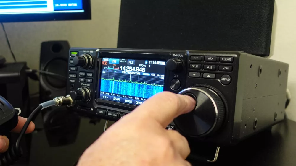 Man changing frequency on a modern radio transceiver / Foto: Richard Stephen