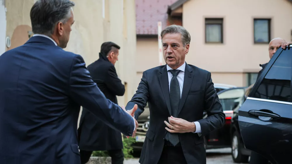 Novo Mesto, Rotovz.Izredna seja obcinskega sveta Mestne obcine Novo mesto, na kateri so obravnavali varnostno problematiko v regiji.Novomeski zupan Gregor Macedoni in predsednik vlade Robert Golob.