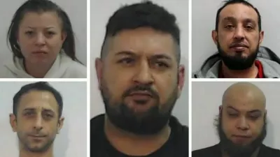 Petčlanska romunska kriminalna združba, štirje moški in ena ženska, so med letoma 2021 in 2022 v različnih stanovanjih po škotskem Dundeeju posiljevala in spolno zlorabljala deset žensk, starih med 16 in 30 let. 