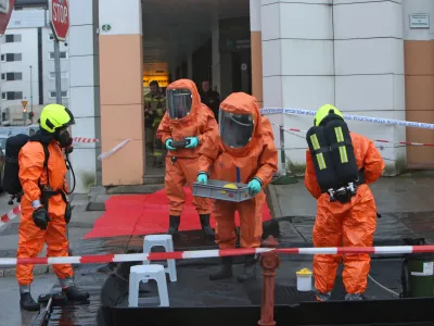 ﻿- preplah na ministrstvu za gospodarstvo - prejeli pismo iz katerega se je usul beli prah, ki bi lahko bil antraks. - plinotesna zaščitna obleka - 06.03.2017 - Ministrstvo za gospodarski razvoj in tehnologijo RS, Kotnikova ulica 5 //FOTO: Tomaž Skale