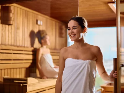 Happy woman exiting the sauna while enjoying at health spa. Copy space. / Foto: Drazen Zigic