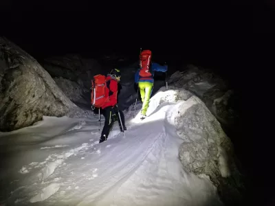 Reševalci GRS Kamnik so iz bivaka pod Skuto reševali planince. 