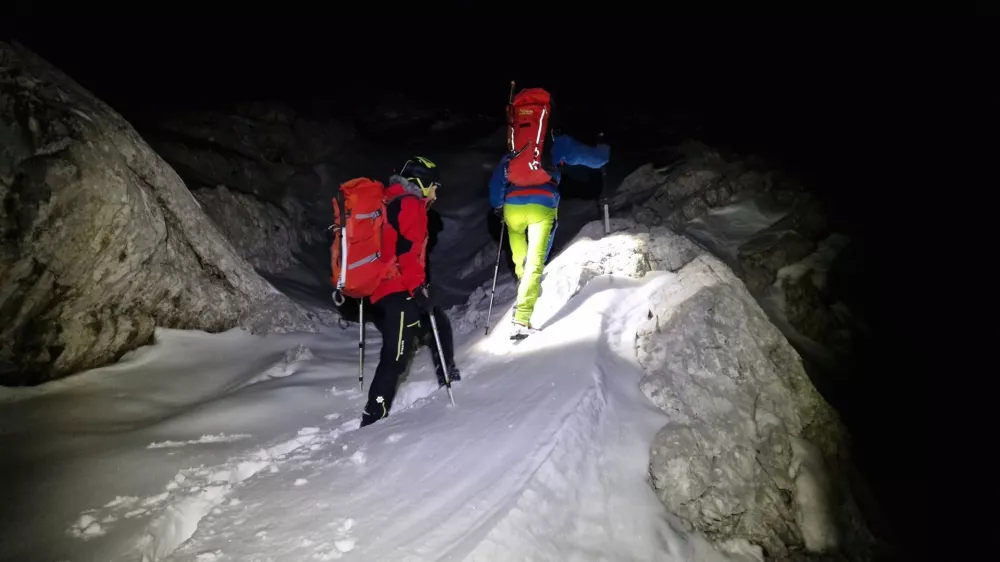 Reševalci GRS Kamnik so iz bivaka pod Skuto reševali planince. 