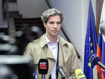 Luka Mesec- 28.10.2025 - Izredna skupščina občine Novo Mesto s svetniki in predstavniki vlade in protest proti romskemu nasilju z naslovom Dovolj je!//FOTO: Jaka Gasar