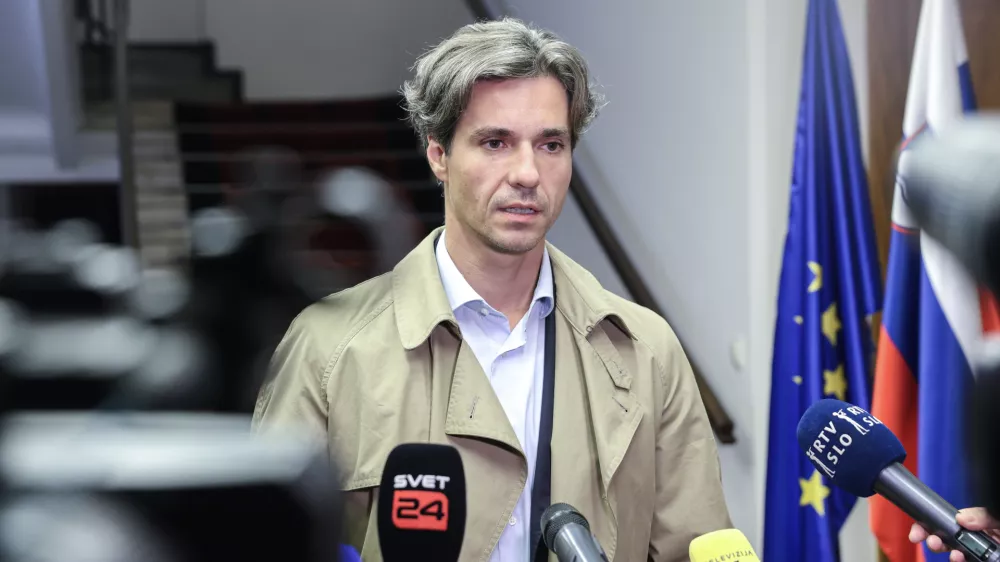 Luka Mesec- 28.10.2025 - Izredna skup&scaron;čina občine Novo Mesto s svetniki in predstavniki vlade in protest proti romskemu nasilju z naslovom Dovolj je!//FOTO: Jaka Gasar