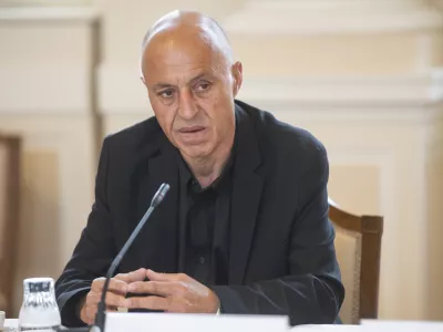 Ljubljana, predsedniska palaca.Posvet o odprtih vprasanjih polozaja romske skupnosti v Jugovzhodni Sloveniji, ki ga je pripravil predsednik republike Borut Pahor.Novomeski romski svetnik Dusko Smajek.