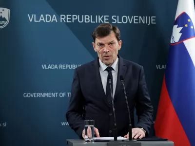 Ljubljana, vlada.Novinarska konferenca po seji vlade.Minister za vzgojo in izobrazevanje Vinko Logaj.