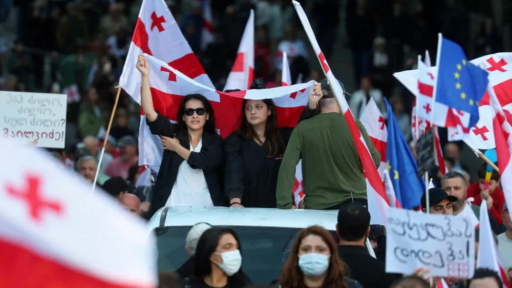 FILE PHOTO: Opposition supporters attend a rally on the day of local elections in Tbilisi, Georgia October 4, 2025. REUTERS/Irakli Gedenidze/File Photo