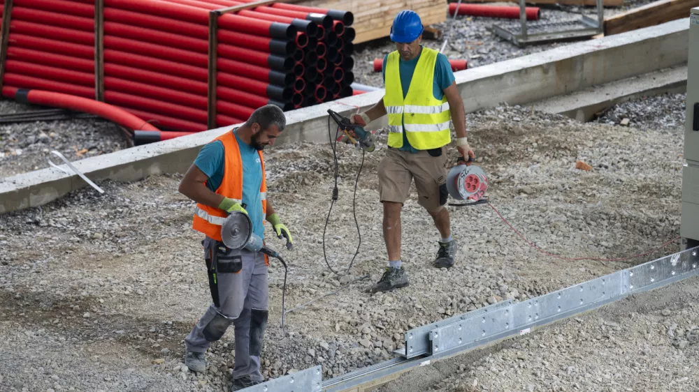 železni&scaron;ka postaja Ljubljanadelavcivarnost pri delu29.08.2025 - Ozelenjevanju nadstre&scaron;nic nad železni&scaron;kimi peroni - gradbi&scaron;če - gradnja glavne železni&scaron;ke postaja LjubljanaFoto: Nik Erik Neubauer 