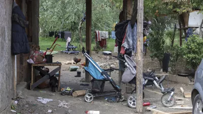 - romsko naselje Dobruška vas- 19.09.2024 - V Kulturnem domu v Škocjanu je bila seja Medresorske vladne komisije za urejanje položaja Romov, medtem bo pred kulturnim domom tudi protestni shod//FOTO: Jaka Gasar