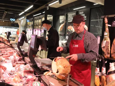 - velikonočna šunka - - 15.04.2022 – Maximarket - trgovina Mercator MAXI, Trg republike 1 v Ljubljani //FOTO: Bojan Velikonja