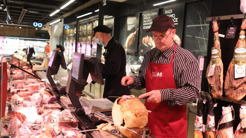 - velikonočna &scaron;unka -&nbsp;- 15.04.2022 &ndash; Maximarket - trgovina Mercator MAXI, Trg republike 1 v Ljubljani&nbsp;//FOTO: Bojan Velikonja