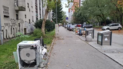 Smeti, umazanija in smrad okoli potopnih odlagališč vse bolj jezijo občane