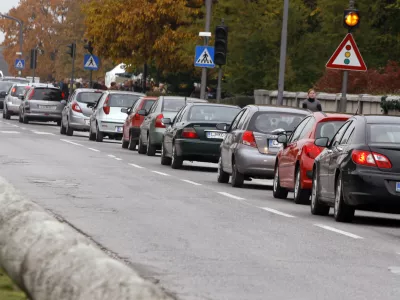 prometni zastoj pri žalah- pokopališče ljubljanske Žale - urejenje grobov - Dan spomina na mrtve, dan mrtvih//FOTO: Bojan Velikonja