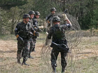 prikaz vaje - pripadniki vojaške policije pri urjenju postopkov z vojnimi ujetniki- vojaško vadišče Poček pri Postojni - Slovenska vojska (SV) - enota vojaška policija (VP) - 17. bataljon vojaške policije VP SV//FOTO: Luka CjuhaOPOMBA: ZA OBJAVO V ČASOPISU DNEVNIK