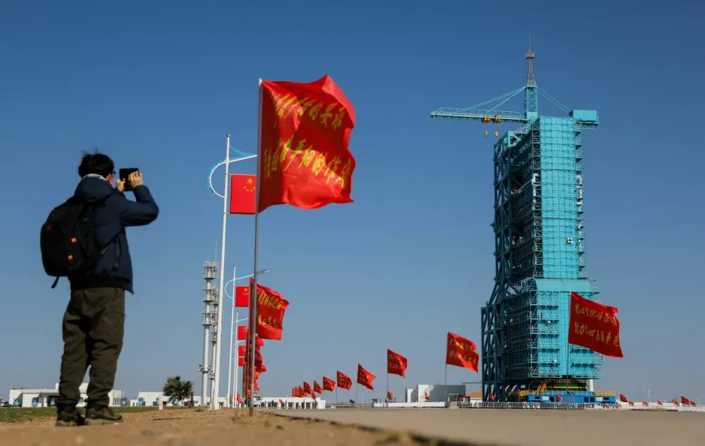 A journalist captures the&nbsp;launch&nbsp;pad for the Long March-2F rocket, ahead of the Shenzhou-21&nbsp;spaceflight mission to&nbsp;China's Tiangong&nbsp;space&nbsp;station, at the&nbsp;Jiuquan&nbsp;Satellite&nbsp;Launch&nbsp;Center, near&nbsp;Jiuquan, Gansu province,&nbsp;China,&nbsp;October 30, 2025. REUTERS/Maxim Shemetov
