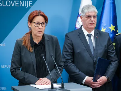 Ljubljana, vlada RS.Izjava za medije predsednika vlade Roberta Goloba in resornih ministrov glede tragicnega dogodka smrtonosnega napada v Novem mestu.Ministrica za pravosodje Andreja Katic in minister za notranje zadeve Bostjan Poklukar.