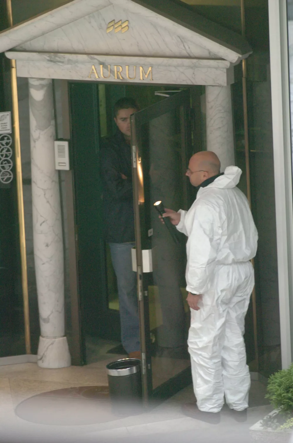 kriminalisti in forenziki, vhod v trezor SKB banke - oborožen rop SKB banke na Slovenski cesti v Ljubljani,depotna hi&scaron;a AURUM, bančni rop - neznanci izpraznili sefe SKB-banke na ljubljanskem Bavarskem dvoru //FOTO: Bojan VelikonjaOPOMBA: ZA OBJAVO V ČASOPISU DNEVNIK